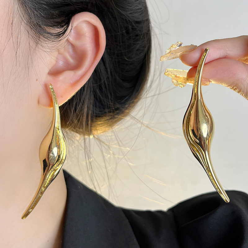 Travel Accessories Europe - Minimalist Metal Slender Curved Earrings for