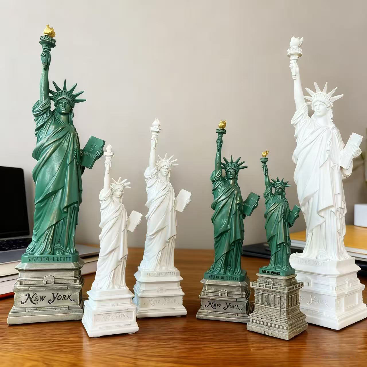 Statue of Liberty Model Desk A - đánh giá và giá Travel Accessories New York